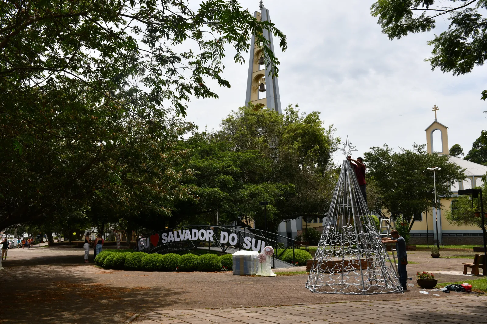 Centro de Salvador do Sul comea a ganhar decorao de Natal 