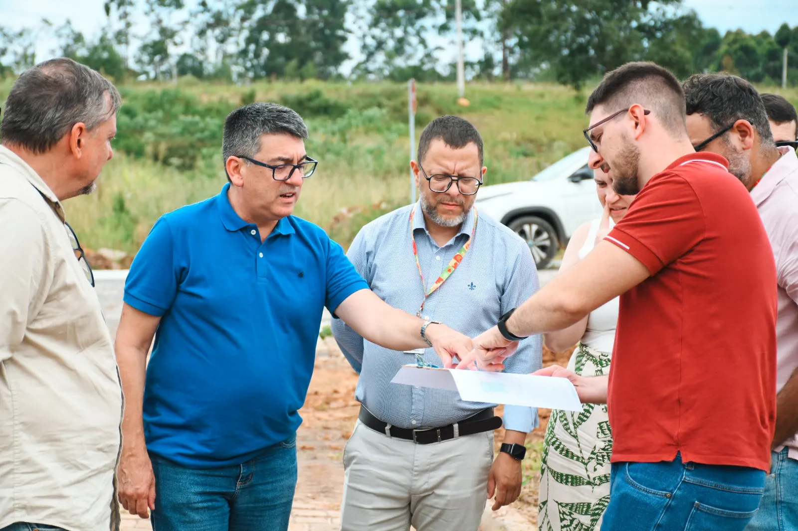 Equipe da Sehab fiscaliza obras no loteamento Prosperidade