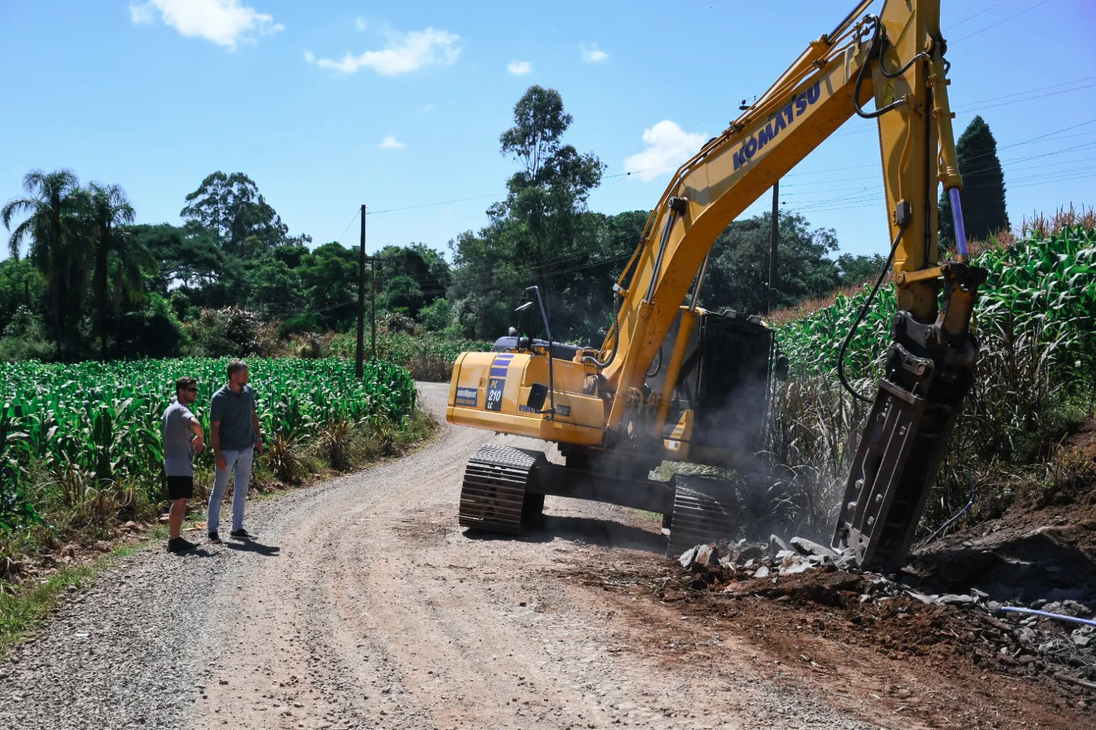 Prefeitura realiza rompimento de rochas na Encruzilhada do Marat